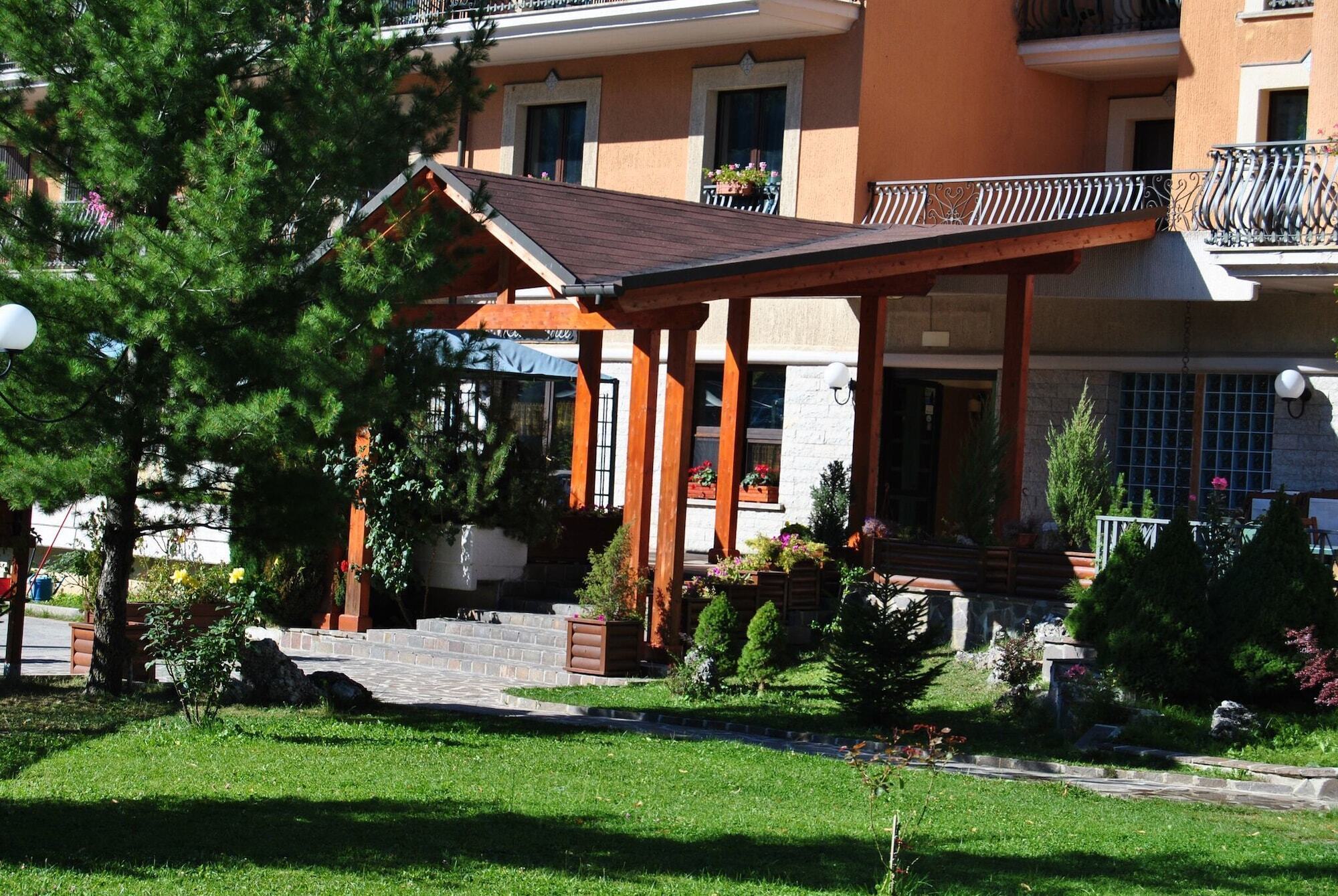 Alba Sporting Hotel Rocca di Mezzo Bagian luar foto