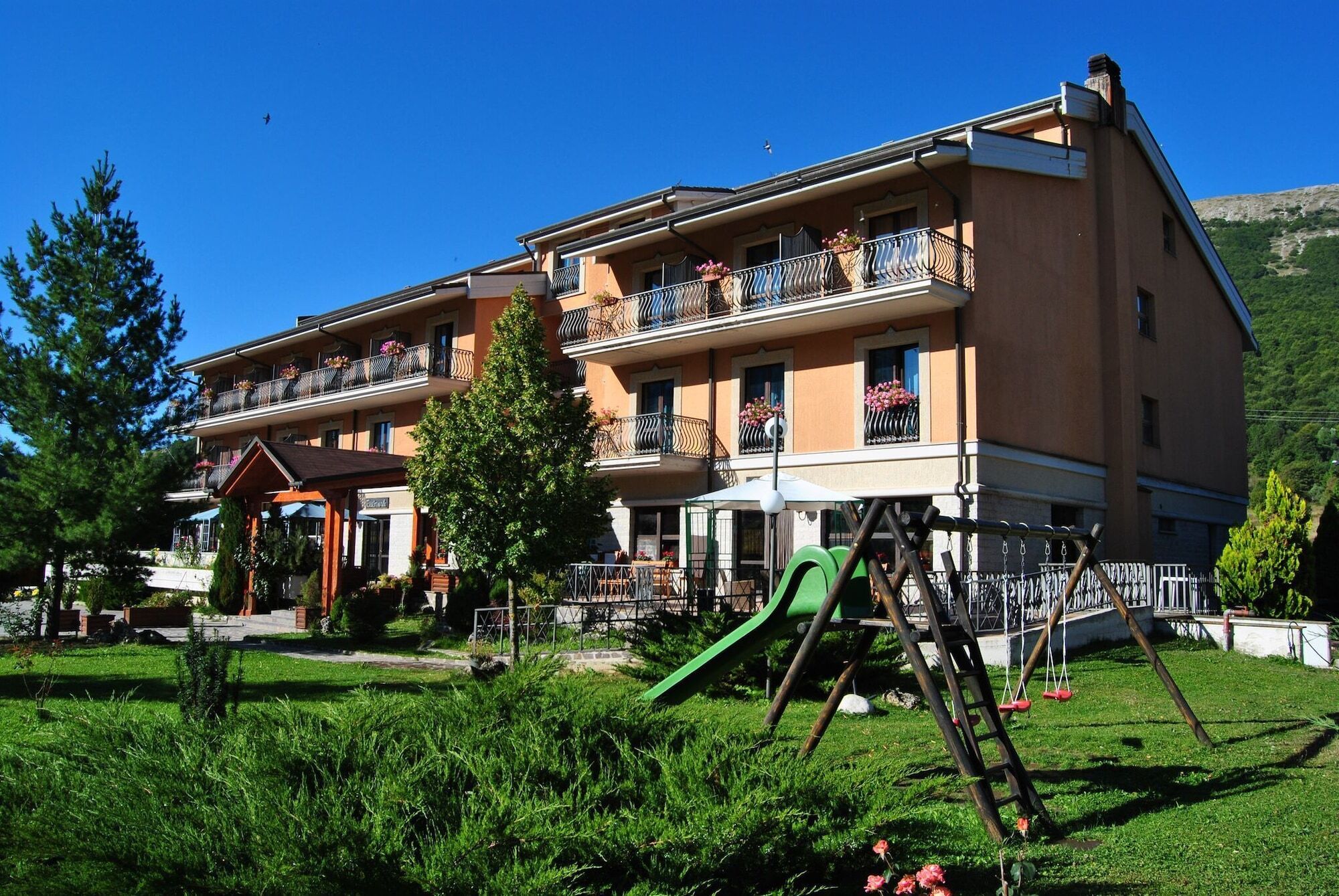 Alba Sporting Hotel Rocca di Mezzo Bagian luar foto
